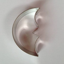 Hold kiszúró masszív fém sütemény kiszúró forma 5,9 x 3,4 cm