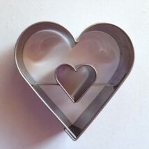 Szív közepű szív linzer kiszúró 4,4 x 4,4 cm - linzer felső