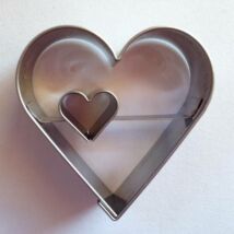 Szívben kis szív linzer kiszúró 4,4 x 4,4 cm - linzer felső
