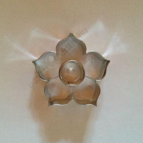 Kör közepű rózsa linzer kiszúró forma 4,4 cm
