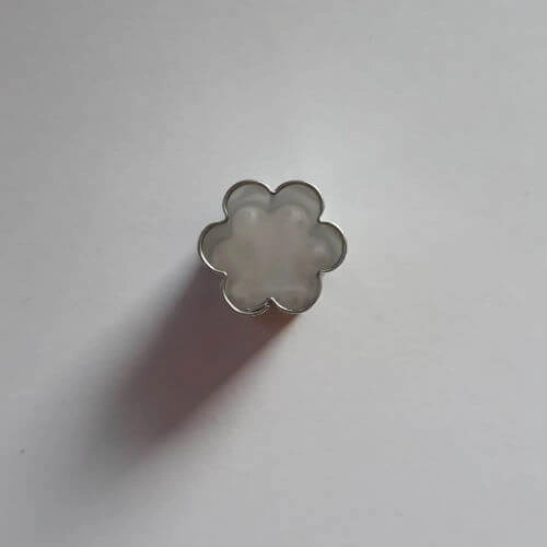 Mini virág linzer közép kiszúró, mézeskalács figura 1,8 cm